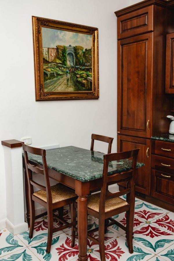 Delfini Trevi House Hotel Rome Exterior photo